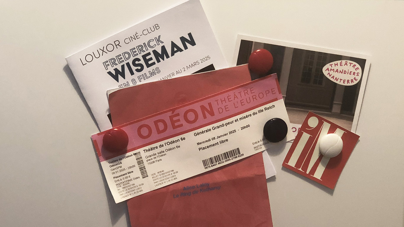 billets et programmes culture magnétisés sur porte blanche de réfrigérateur