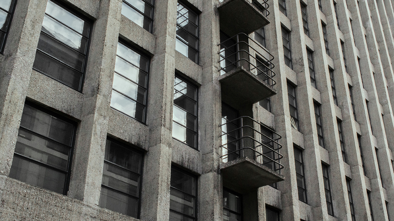 détail façade immeuble bauhaus fenêtres et balcons