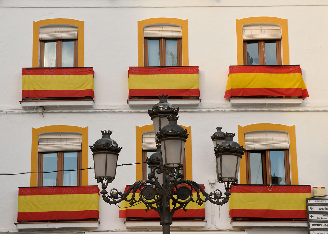 balcons ornés de drapeaux espagnols