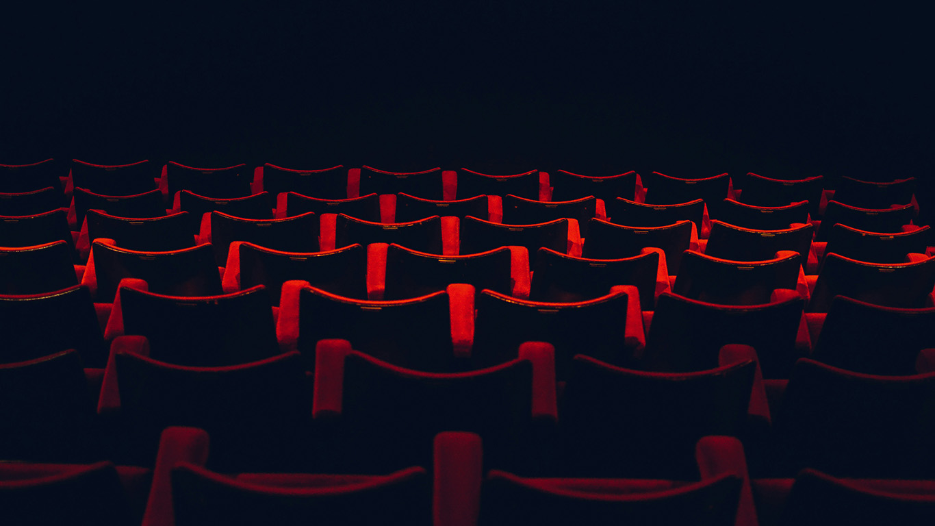 dos fauteuils rouges dans salles obscures