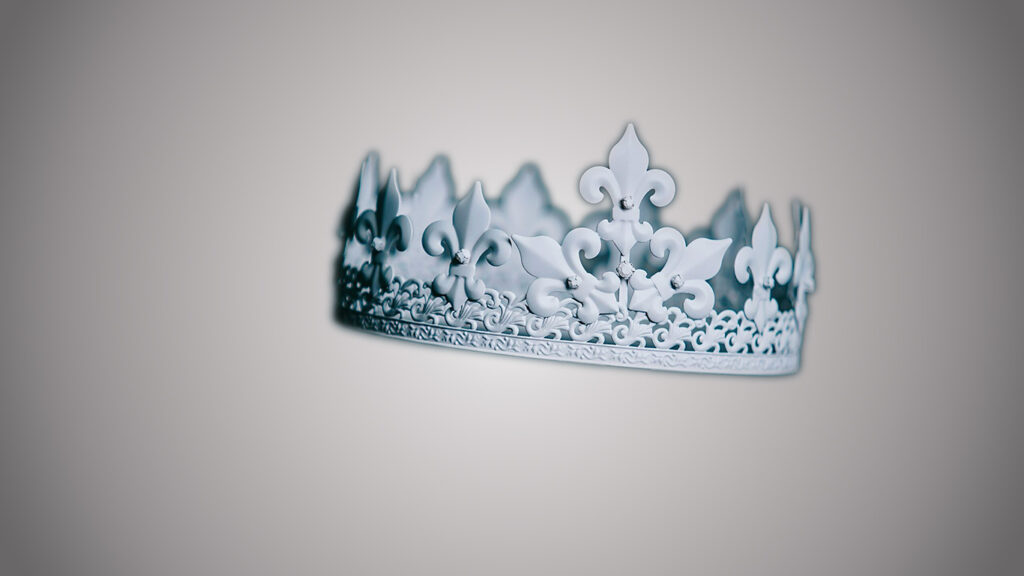 couronne blanche suspendue par de fins fils blancs sur fond blanc