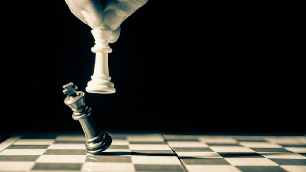 jeu d'échecs avec un pion blanc qui renverse un pion noir