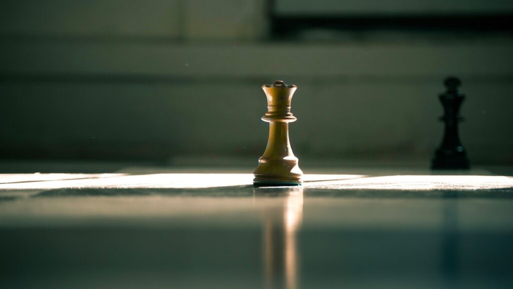 unique pièce d'un jeu d'échecs sur plateau dans une lumière du soir